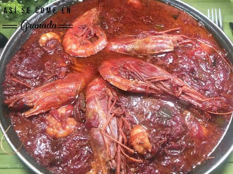 Arroz rojo con carabineros