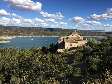 Este día salimos de paseo porque hacía fresco para el baño y nos encontramos una ermita. ¡Precioso! De vuelta y con algunas novedades