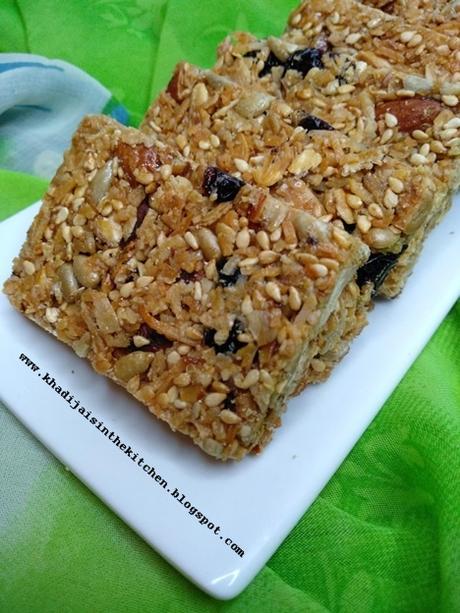 BARRES ÉNERGITIQUES À LA NOIX DE COCO ET AUX CANNEBERGES SÉCHÉES / COCONUT AND DRIED CRANBERRIES ENERGY BARS / BARRITAS ENERGÉTICAS CON COCO Y ARÁNDANOS SECOS/ حلوى الطاقة بجوز الهند والتوت البري المجفف