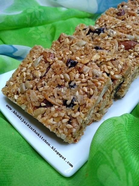 BARRES ÉNERGITIQUES À LA NOIX DE COCO ET AUX CANNEBERGES SÉCHÉES / COCONUT AND DRIED CRANBERRIES ENERGY BARS / BARRITAS ENERGÉTICAS CON COCO Y ARÁNDANOS SECOS/ حلوى الطاقة بجوز الهند والتوت البري المجفف
