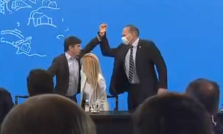 Con los punos en alto el gesto de Kicillof que