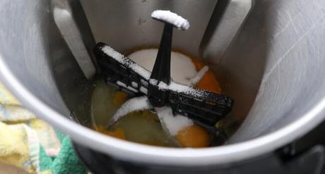 Echamos los huevos y los ingredientes para mezclar