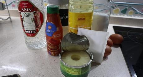 Los ingredientes para hacer el bizcocho con sabor a piña
