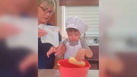 Un video de un mini-chef de 2 años arrasa en redes sociales Un video de un mini-chef de 2 años arrasa en redes sociales