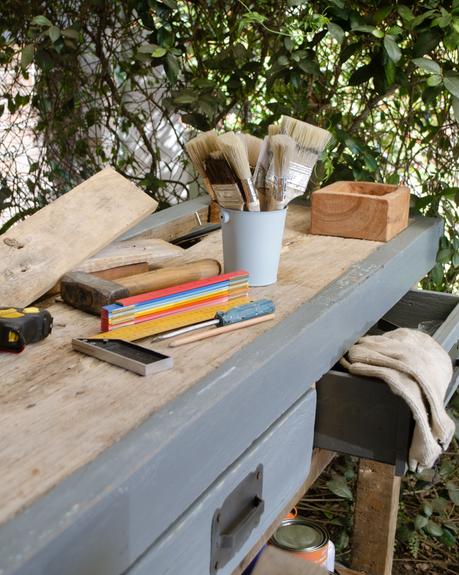 Una mesa banco de carpintero y dos rincones