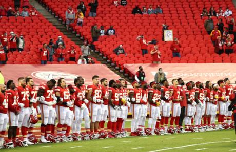 Fans de los Chiefs abuchean a jugadores durante momento de unión Texans vs Chiefs 2020