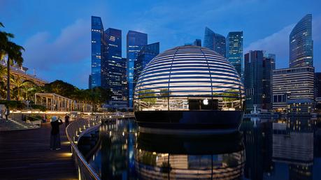La tienda Apple recién inaugurada, que flota en Marina Bay, Singapur