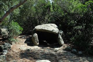 El Dolmen más espectacular de la zona de la Roca del Vallés  Cabana del Moro o Dolmen de Cellécs