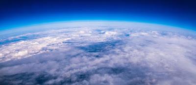 LA ATMÓSFERA Y SUS CAPAS LA ATMÓSFERA Y SUS CAPAS