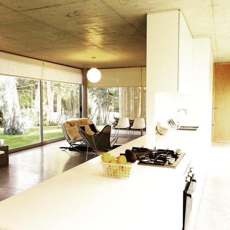 Casa OM, Punta del Este / Arq. Daniela Sacchi + Gastón Sarando Casa OM, Punta del Este / Arq. Daniela Sacchi + Gastón Sarando