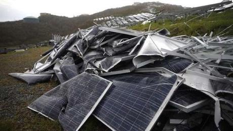 Los paneles solares contienen materiales contaminantes como plomo y cadmio