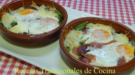 Receta fácil y económica de huevos a la cazuela con espinacas