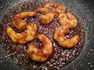 LANGOSTINOS EN SALSA TERIYAKI CON ROMERO SOBRE TORTA DE INES ROSALES