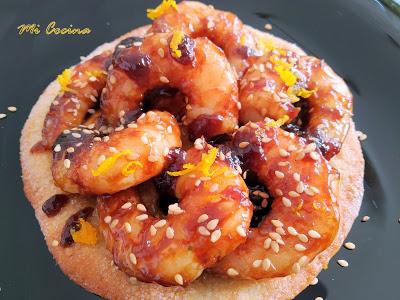 LANGOSTINOS EN SALSA TERIYAKI CON ROMERO SOBRE TORTA DE INES ROSALES