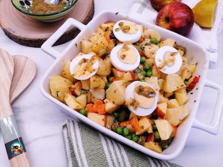 Ensalada de papas con manzanas y huevo