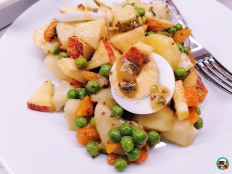 Ensalada de papas con manzanas y huevo