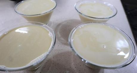 Echamos en los vasitos y dejamos enfriar en el frigorífico