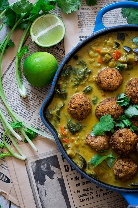 ALBÓNDIGAS DE LENTEJAS EN SALSA DE CURRY ALBÓNDIGAS DE LENTEJAS EN SALSA DE CURRY