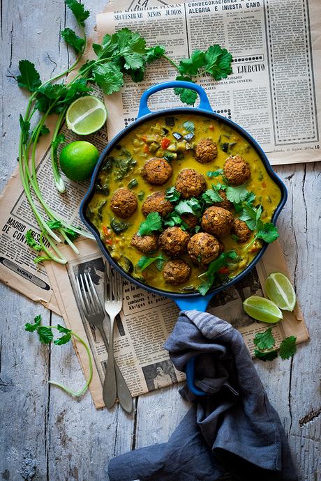 ALBÓNDIGAS DE LENTEJAS EN SALSA DE CURRY ALBÓNDIGAS DE LENTEJAS EN SALSA DE CURRY