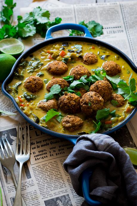 ALBÓNDIGAS DE LENTEJAS EN SALSA DE CURRY ALBÓNDIGAS DE LENTEJAS EN SALSA DE CURRY