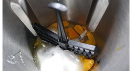 Mezclar en los huevos y el azúcar