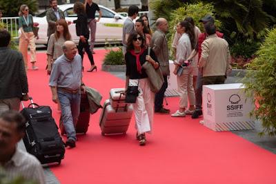 Wallace Shawn (Mort) y Gina Gershon (Sue) Wallace Shawn (Mort) y Gina Gershon (Sue)