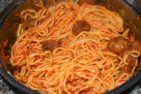 Espaguetis con albóndigas y salsa de tomate casera