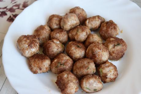 Espaguetis con albóndigas y salsa de tomate casera