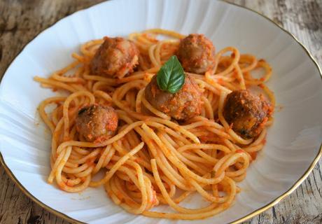 Espaguetis con albóndigas y salsa de tomate casera