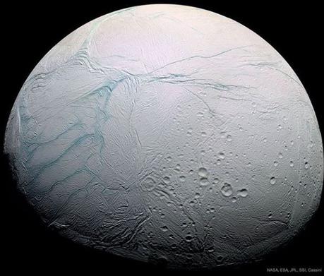 La belleza de Encelado en infrarrojo