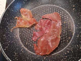 PORRA O CREMA DE REMOLACHA CON HUEVO DE CODORNIZ, ATÚN Y JAMÓN SERRANO