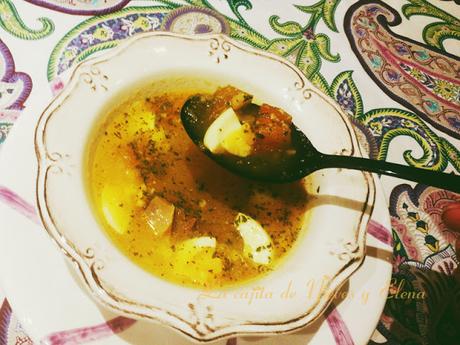 Sopa de gallina y almendras yucateca