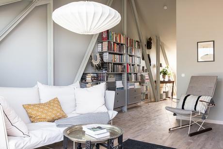 vigas de metal ventanas en el tejado tiny penthouse scandinavian penthouse scandi style penthouse design penthouse decor nordic style interior abierto estilo escandinavo diseño dúplex decoración pisos pequeños decoración atico atico sueco atico nórdico atico escandinavo ático dúplex  