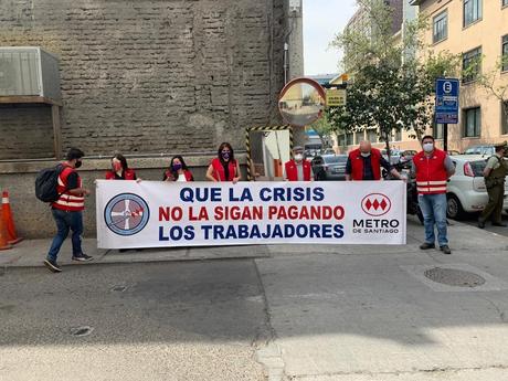 Chile: Protesta interrumpe a Piñera en anuncio de reactivación total del Metro de Santiago