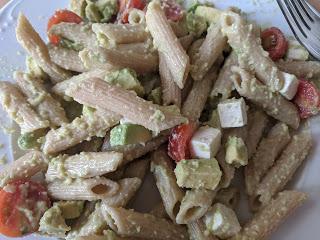 MACARRONES CON AGUACATE Y FETA