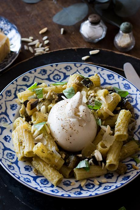 PASTA AL PESTO CON BERENJENA Y BURRATA