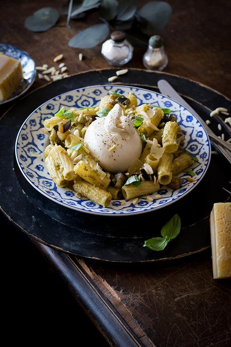 PASTA AL PESTO CON BERENJENA Y BURRATA