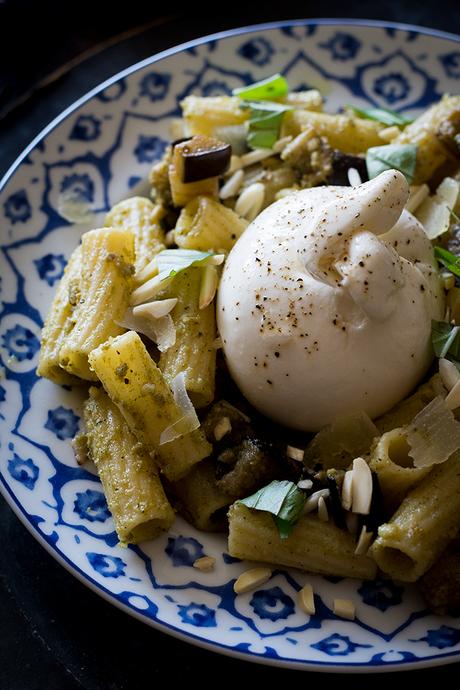 PASTA AL PESTO CON BERENJENA Y BURRATA