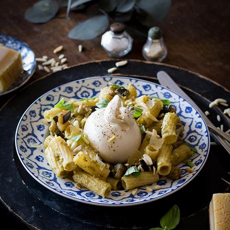 PASTA AL PESTO CON BERENJENA Y BURRATA