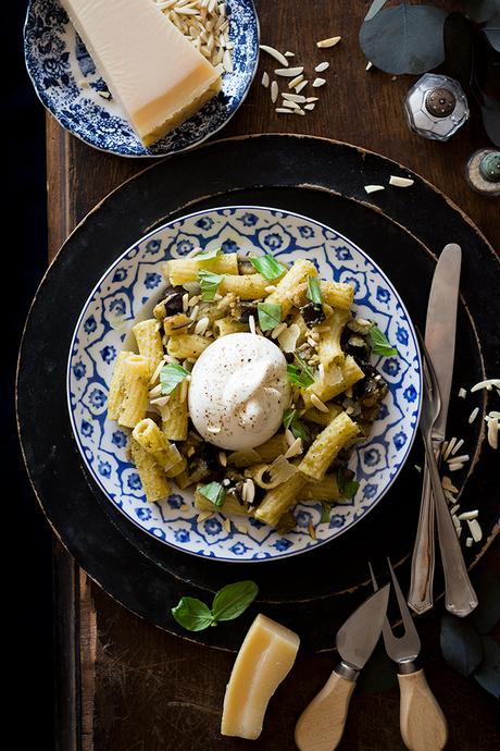 PASTA AL PESTO CON BERENJENA Y BURRATA