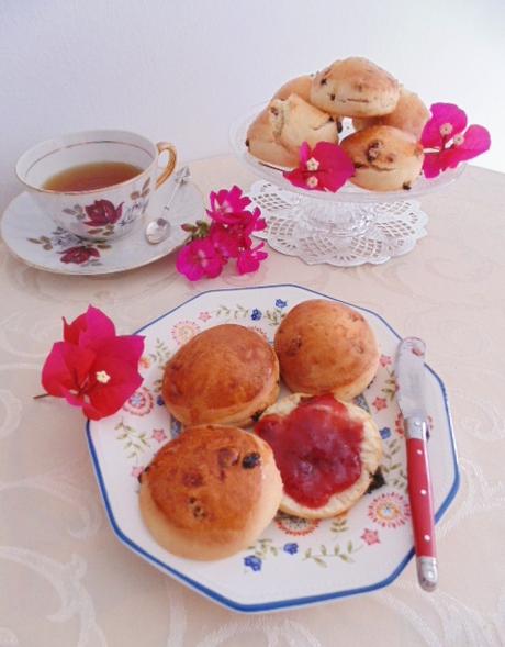 Scones. Panecillos ingleses con pasas