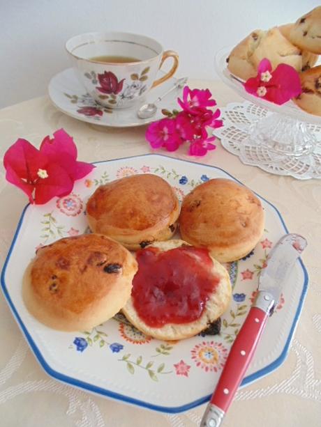 Scones. Panecillos ingleses con pasas