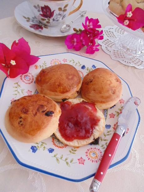 Scones. Panecillos ingleses con pasas