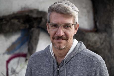 “Tejer la oscuridad”, distopía con la que Emiliano Monge reinventa nuestros mitos.