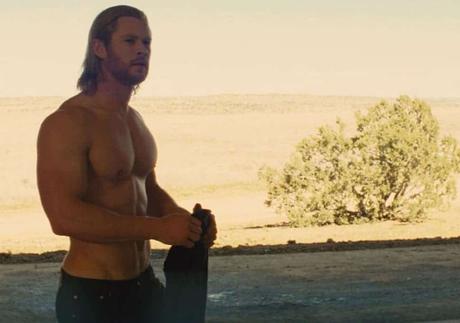 físico de chris hemsworth en thor