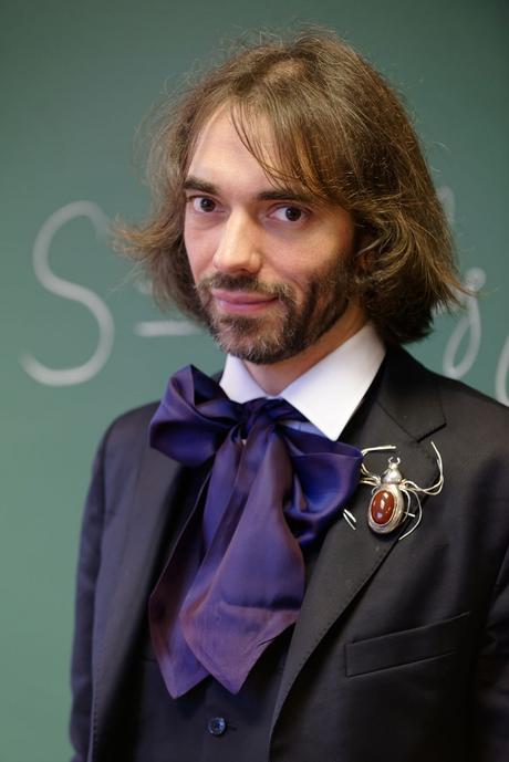 1024px-Cedric_Villani_at_his_office_2015_n3 Arañas, matemáticas y medallas Fields