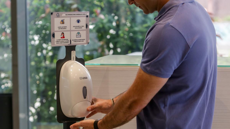 Manos secas por culpa del gel hidroalcoholico e higiénico en pandemia covid 19 Manos secas por culpa del gel hidroalcoholico e higiénico en pandemia covid 19