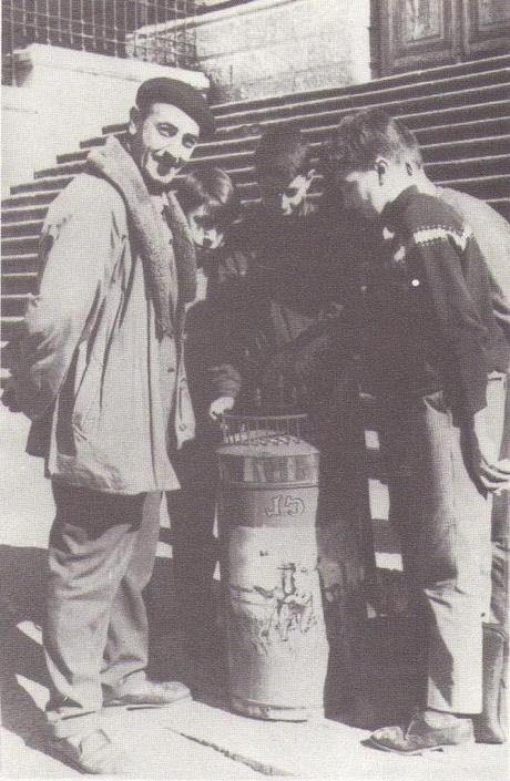 1968: el popular barquillero Clemente López a la puerta del Instituto Santa Clara