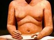 esté bien sentado, levante