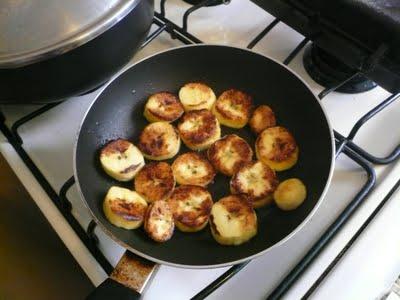 Pescado en salsa de jitomate con plátano macho, granos de elote, aceitunas y albahaca